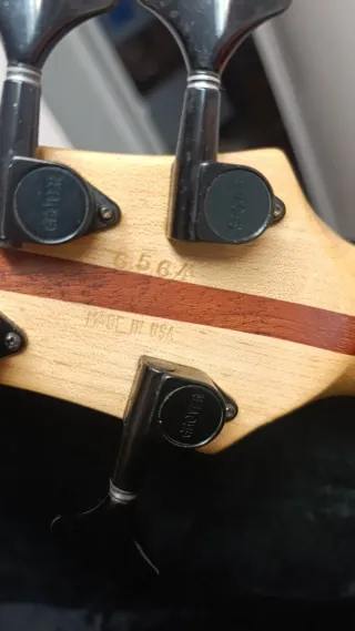 Bajo Tobías glowlerV