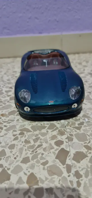 Coche Jaguar XK180 1:18
