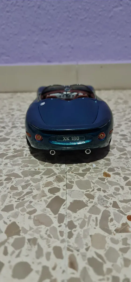 Carro Jaguar XK180 1:18