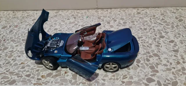Carro Jaguar XK180 1:18