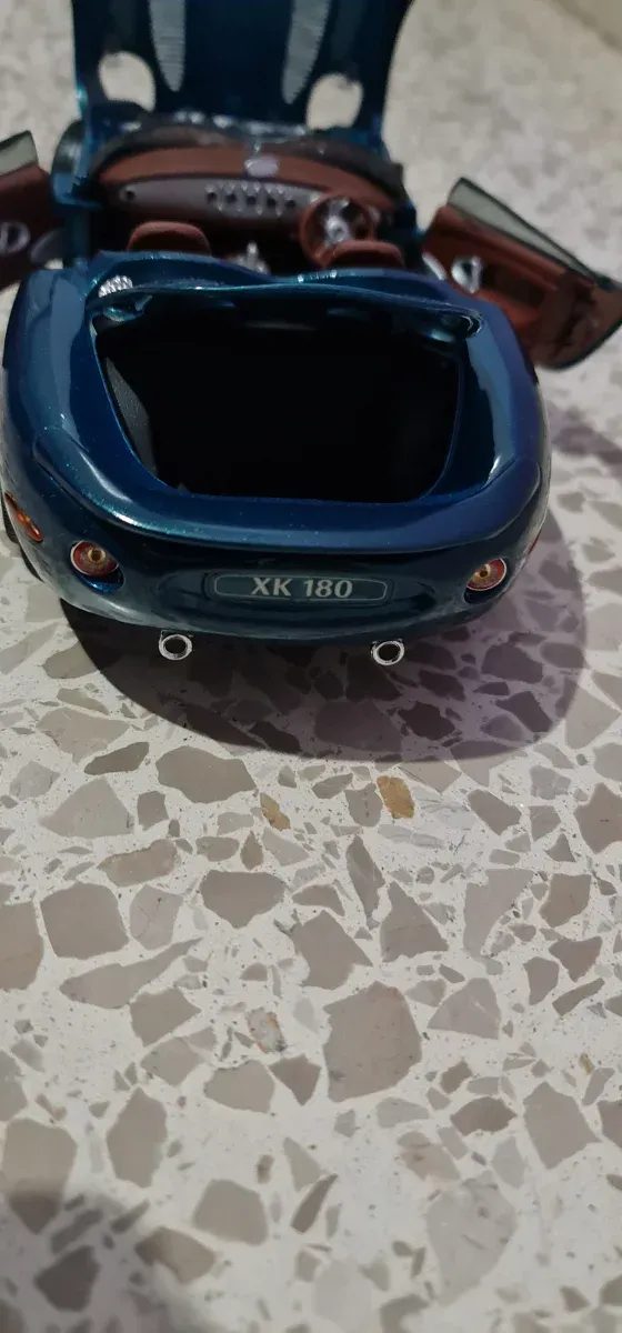 Carro Jaguar XK180 1:18