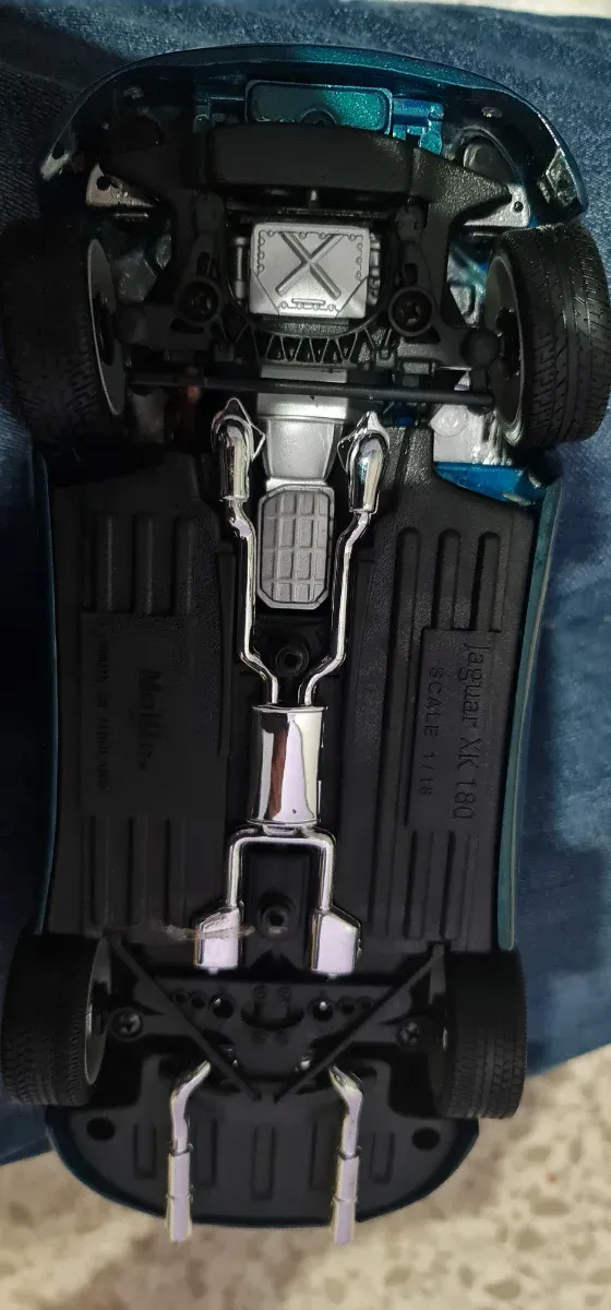 Carro Jaguar XK180 1:18