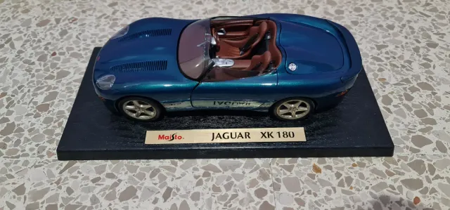 Carro Jaguar XK180 1:18