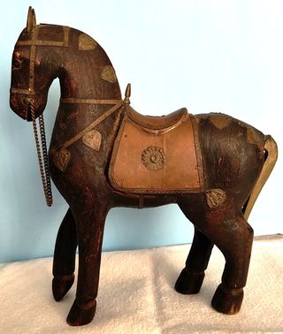 Cavallo in legno intagliato a mano