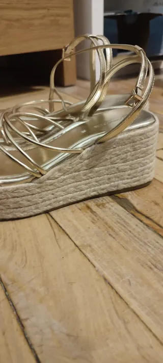 Sandalias Stradivarius doradas talla 38.