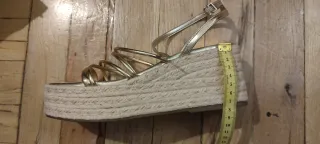 Sandalias Stradivarius doradas talla 38.