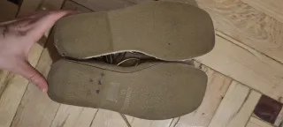 Sandalias Stradivarius doradas talla 38.