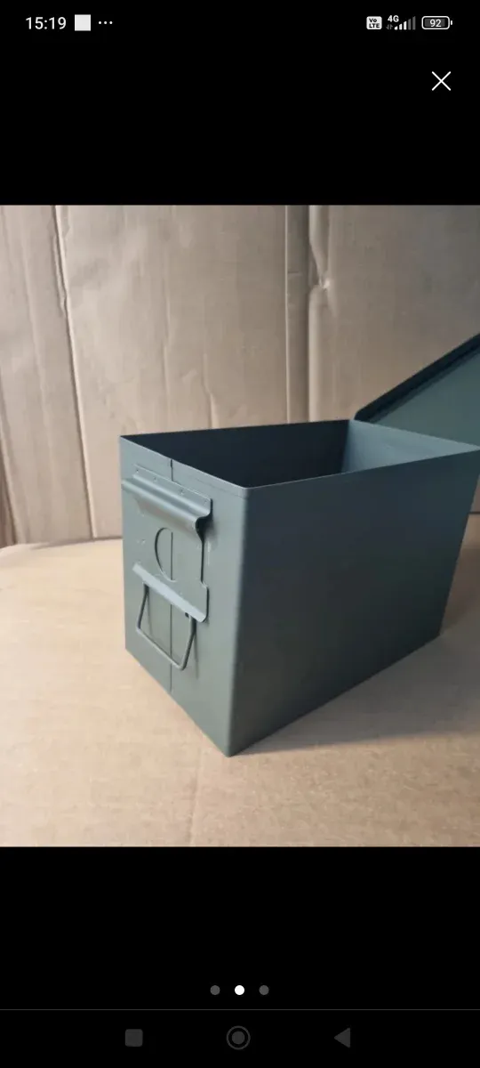 Caja metálica verde