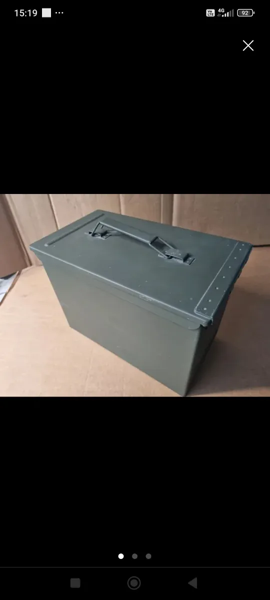 Caja metálica verde