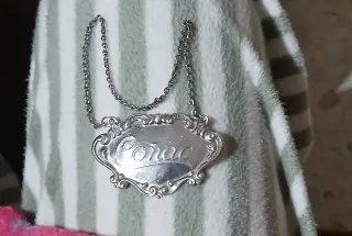 Etiqueta coñac con cadena