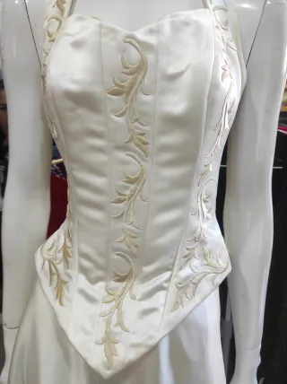 Vestido de Novia Beige con Cola