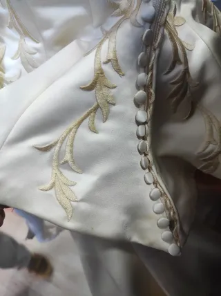 Vestido de Novia Beige con Cola