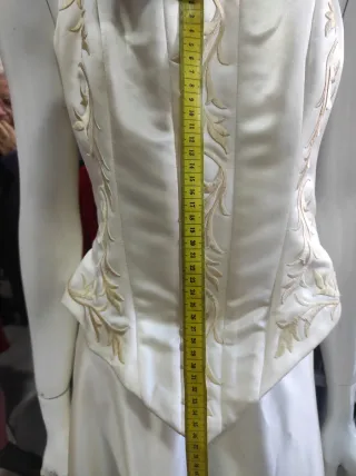 Vestido de Novia Beige con Cola