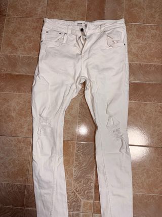 Vaqueros Bershka blancos rotos