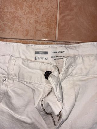 Vaqueros Bershka blancos rotos