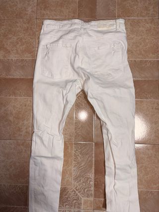 Vaqueros Bershka blancos rotos