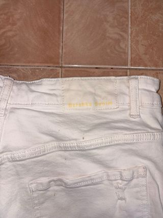 Vaqueros Bershka blancos rotos