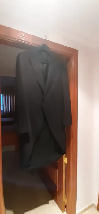 Traje de padrino negro y plateado