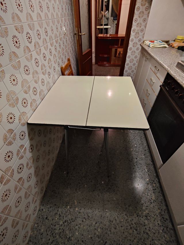 Mesa plegable blanca y negra