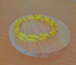 Pulsera nudo cordón amarillo y gris.