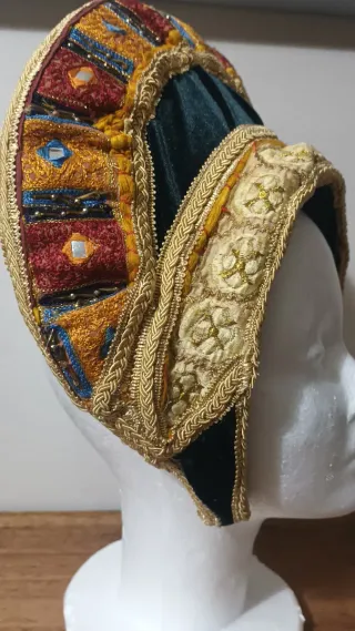 Tocado medieval terciopelo y bordado hecho a mano.