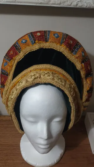 Tocado medieval terciopelo y bordado hecho a mano.