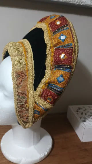 Tocado medieval terciopelo y bordado hecho a mano.