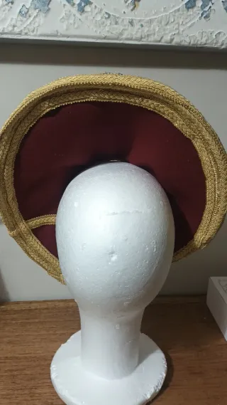 Tocado medieval terciopelo y bordado hecho a mano.