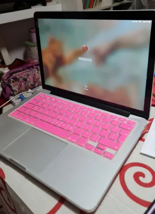 MacBook Pro modelo A1502Plata con funda rosa