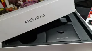 MacBook Pro modelo A1502Plata con funda rosa