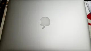 MacBook Pro modelo A1502Plata con funda rosa