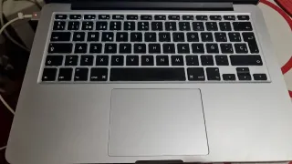 MacBook Pro modelo A1502Plata con funda rosa