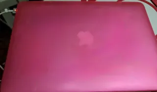 MacBook Pro modelo A1502Plata con funda rosa
