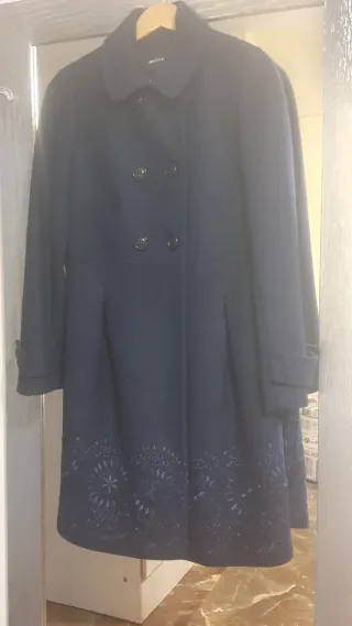 Abrigo largo azul con bordado