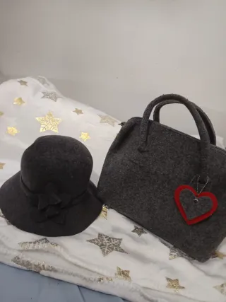 Bolso y sombrero gris con corazón rojo