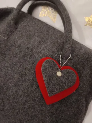 Bolso y sombrero gris con corazón rojo