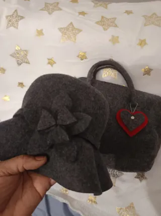 Bolso y sombrero gris con corazón rojo