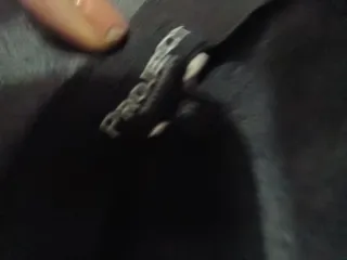 Bolso y sombrero gris con corazón rojo