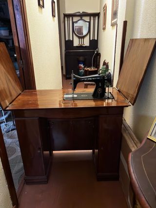 Máquina de coser Alfa antigua de madera