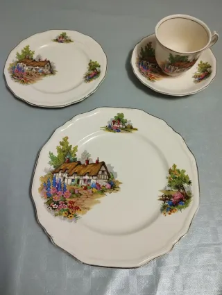 Tazza e piatti in ceramica antichi