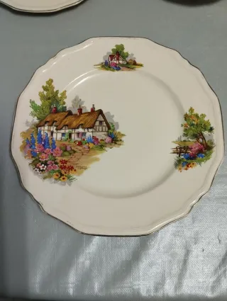 Tazza e piatti in ceramica antichi