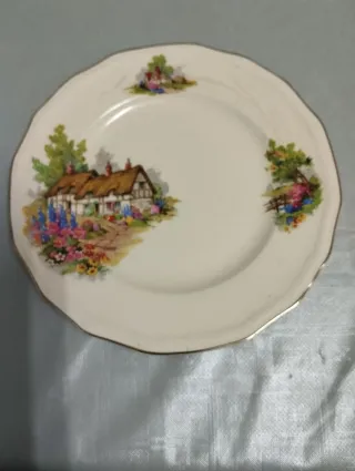 Tazza e piatti in ceramica antichi