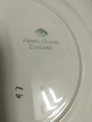 Tazza e piatti in ceramica antichi