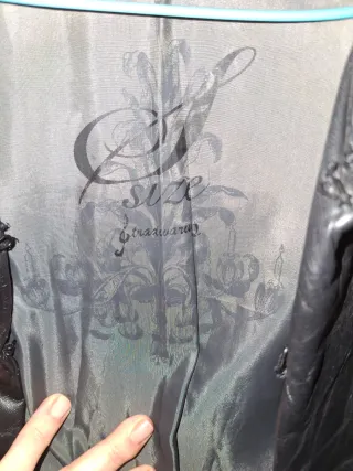 Cazadora de piel negra