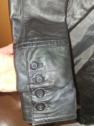 Cazadora de piel negra