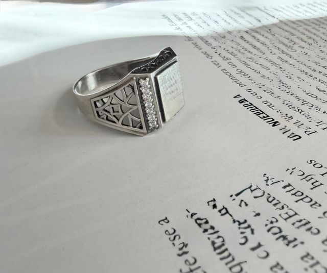 Anello di sigillo in argento con motivo traforato