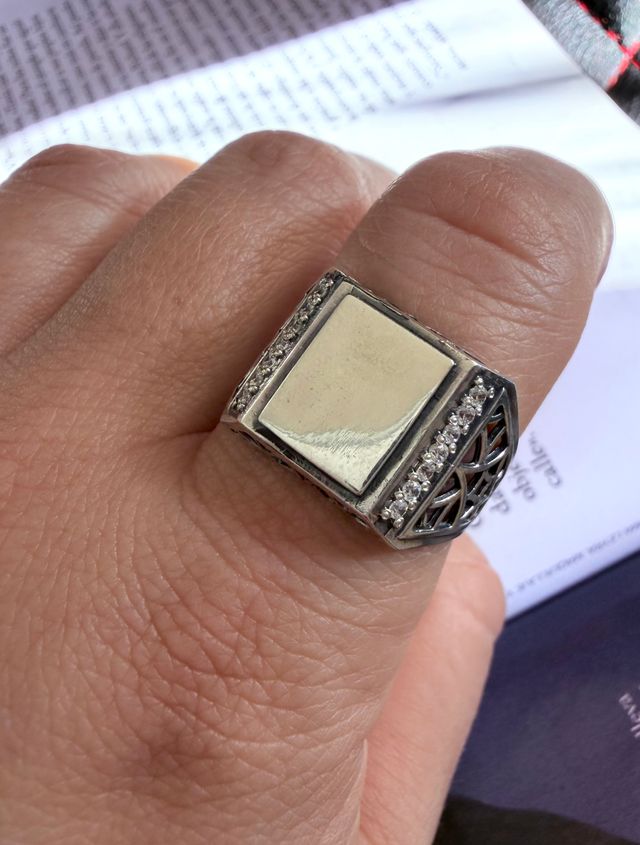 Anello di sigillo in argento con motivo traforato