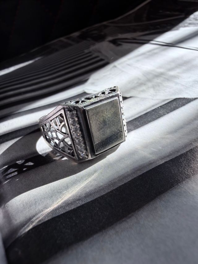 Anello di sigillo in argento con motivo traforato