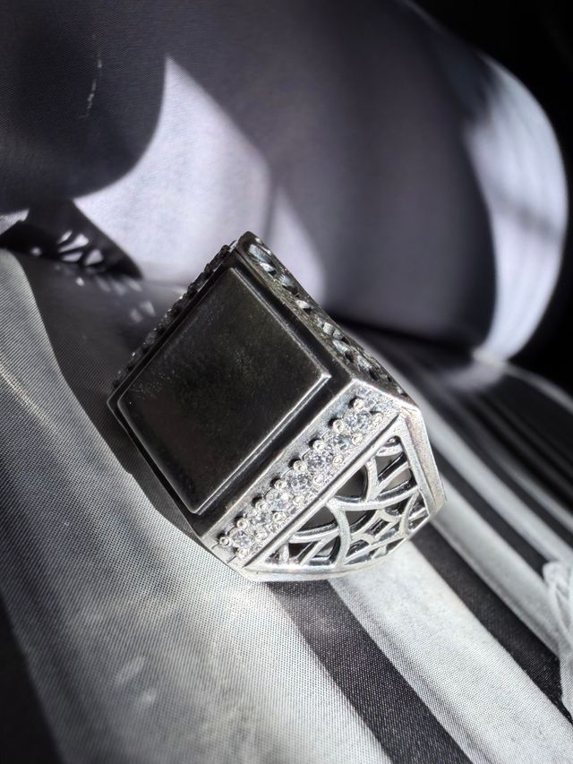 Anello di sigillo in argento con motivo traforato