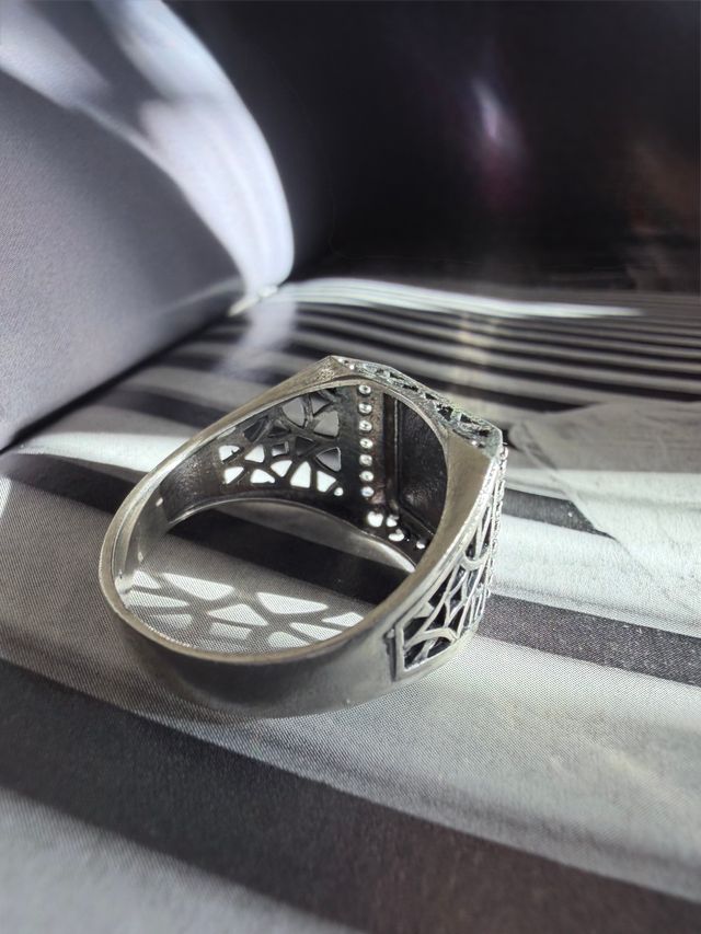 Anello di sigillo in argento con motivo traforato